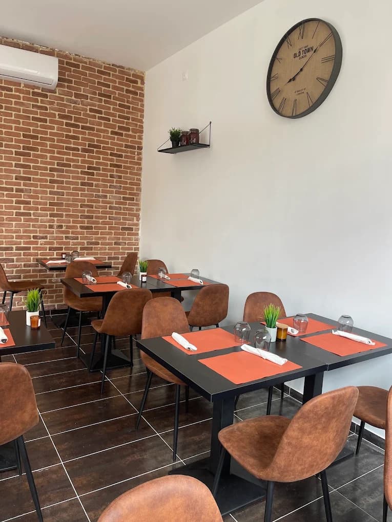 Intérieur chaleureux de la pizzeria LA PIZZ’ à Mulhouse